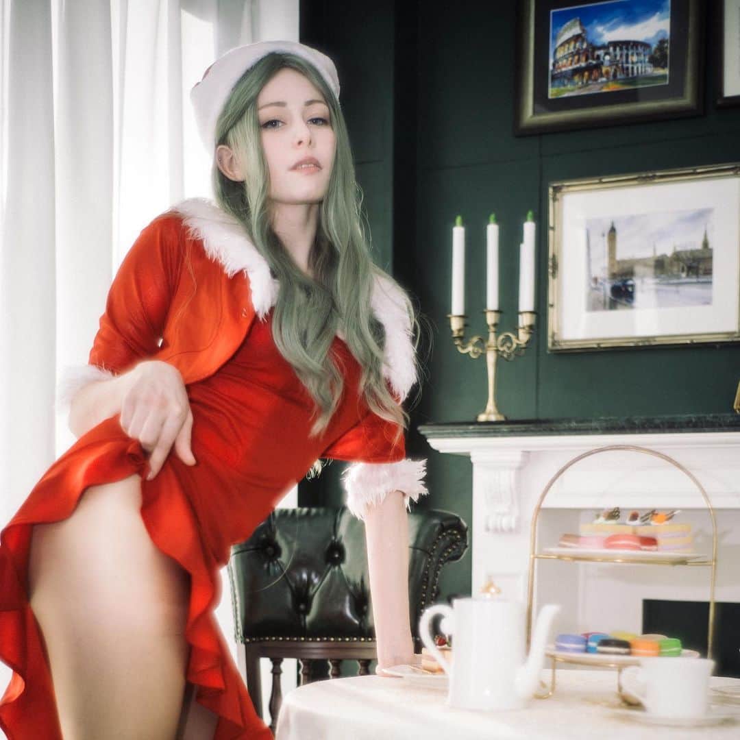 ユリコ・タイガーのインスタグラム：「🇯🇵メリークリスマス！昨日の配信見てくれたのかな？♥︎今1番欲しいものを教えて↓ アマゾンから買ってくれたプレゼントありがとうね！！嬉しかったです。自分が今一番欲しい物がちょっと見当たらないけど多分買える事ではないかも。でも新しい猫も欲しいです　笑  🇬🇧Merry Xmas! what will you do today?  what gift would you like?  I have a Special present for my patreons ✨🎁 + mini photoset this month until 31 December. Enjoy it > patreon.com/yurikotiger   What do I really want ...? I don't know, I don't think I can “buy it”. I want see my family, my fans and... Maybe a new kitten🐈.  🇮🇹 BUON NATALE TIGROTTI!! avevo già fatto un post qualche giorno fa ma non era ancora Natale~ Cosa fate oggi di bello? Io penso lo passerò con un paio di amici a cena da me :) molto easy/cozy! Che cosa vorreste per questo Natale? Scrivetemi nei commenti la vostra giornata se vi va ✨. Intanto perché chi è iscritto al mio patreon riceverà un piccolo regalo! Un mini set nuovo per tutti i tier (da 20), entro il 27 dicembre, disponibile fino al 31!  Ps. Non ditemi un “tuo OnlyFans” perché vi sparo haha😂, fatevi bastare patreon perfavore!  Tanti auguri 🎅🎁 HOHOHO」