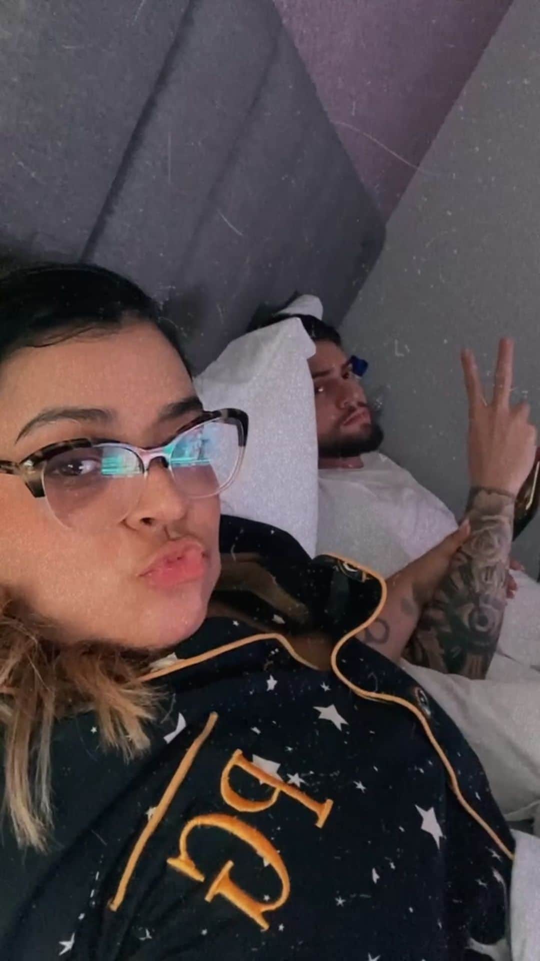 Preta Gilのインスタグラム：「Assim foi nossa noite de Natal, arrumamos a casa, assistimos filme, a Missa do Galo, falamos com os familiares e agradecemos pela nossa saúde !!!! A parte da comida esqueci de gravar mas tudo que a @cafofodacarlucia faz é delicioso #mozis4ever #stephousemozis」