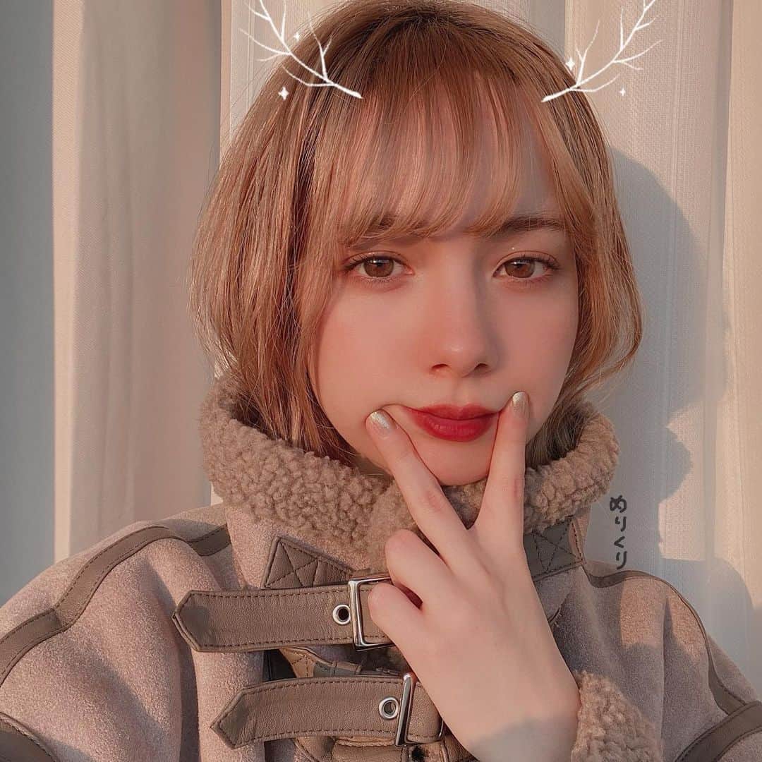 柴田あやなのインスタグラム：「めりくり〜！！！今年はウキウキ気分の人も少ないと思いますが…！今夜はお酒飲みながらしっぽりお家クリスマスパーティーやります。あしたは友達とうちでたこぱ🐙  さっきマネージャーさんから嬉しいお仕事の報告が…❤︎ 最高のクリスマスプレゼントです！みんなに報告するのが楽しみだよ〜！！！！改めてみんなめりくり！！あったかくしてね！」
