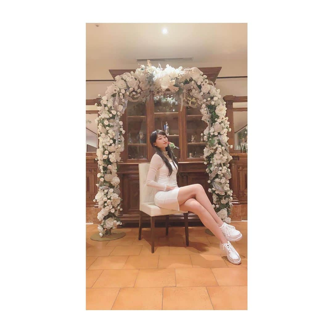 naokoさんのインスタグラム写真 - (naokoInstagram)「クリスマスにホワイトローズパーティー🌹 . . .  #ootd #ポートレート #被写体希望 #dmください #秋冬コーデ #モデル #freelancemodel #クリエイティブ撮影 #東京カメラ部 #タイトスカート #撮影 #emoda #サロンモデル #美脚 #ベリーショート #プチプラファッション #作品撮り #ミラーレス一眼 #sexybaby  #撮影依頼募集中 #ブロガー #カジュアルファッション #カジュアルコーデ #ブロガーさんと繋がりたい #zara #クリエイティブ撮影 #プチプラコスメ #エンジニア #engineer #black #japanesegirl」12月25日 16時14分 - nakochi_t