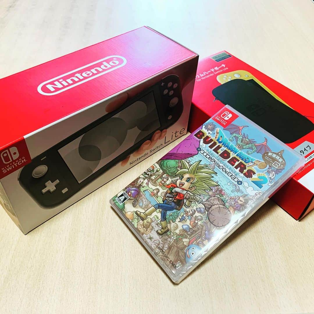 Gたかしさんのインスタグラム写真 - (GたかしInstagram)「サンタさん煙突から来ないから自分で買った。  #switchlite #DQB2」12月25日 16時15分 - g_takashi.kinkin