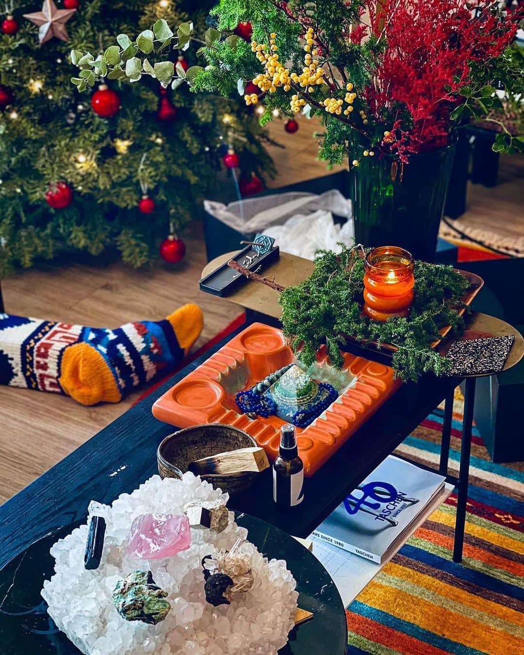 JJ.Acunaのインスタグラム：「These are a few of my favourite things today. 🎄🙏🏻💫✨❤️ #christmasspread  . . . #thankful #merrychristmas #thoughtful #love #shotoniphone #jjiphone12promax #christmasday」