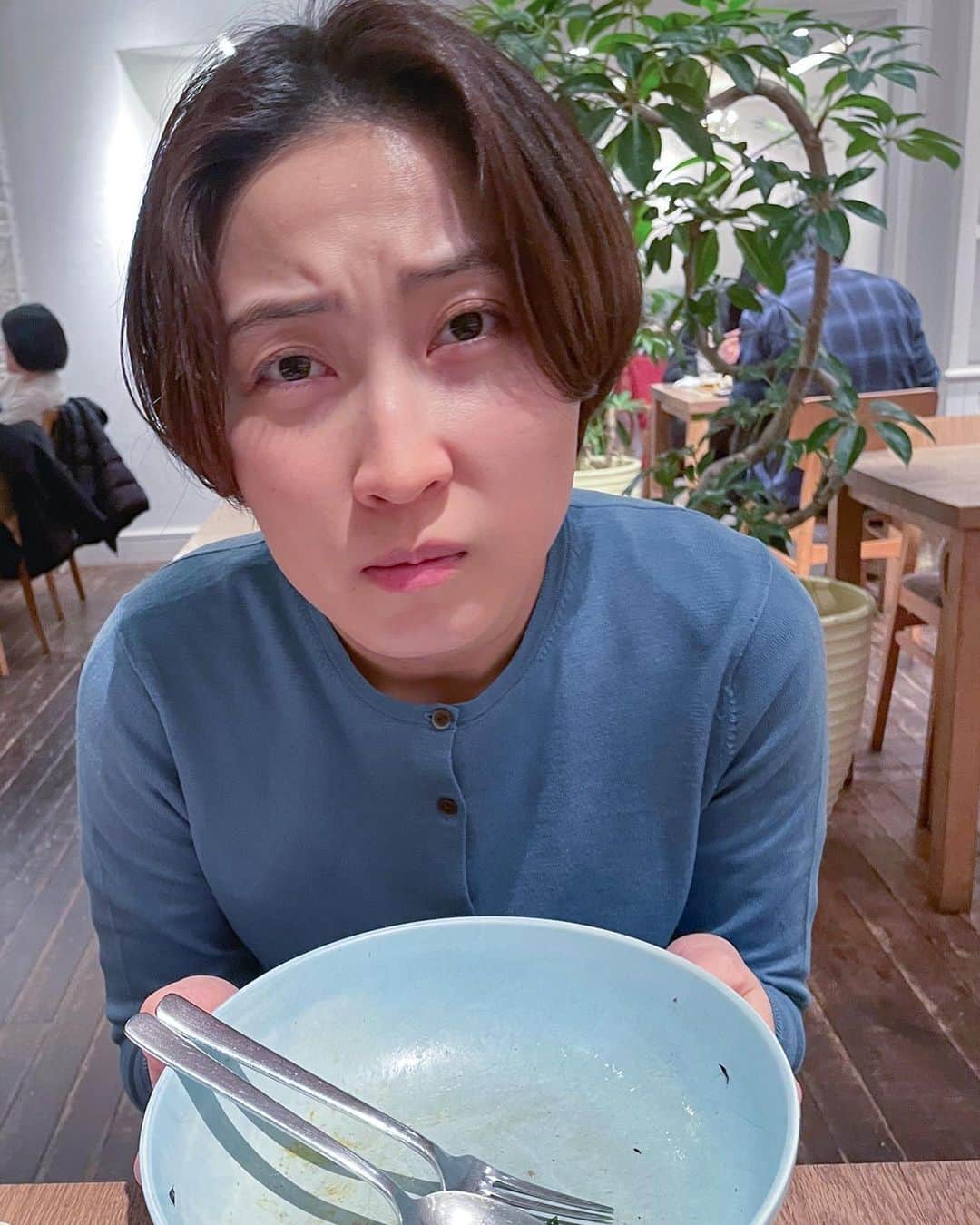平川はる香さんのインスタグラム写真 - (平川はる香Instagram)「. 最近の写真のなかで1番いい感じの顔してる写真で、メリークリスマス🎄✨ . . . #ronharmancafe  #美味しかったのに食べたらなくなっちゃって悲しいの顔」12月25日 16時16分 - hirakawaparuka