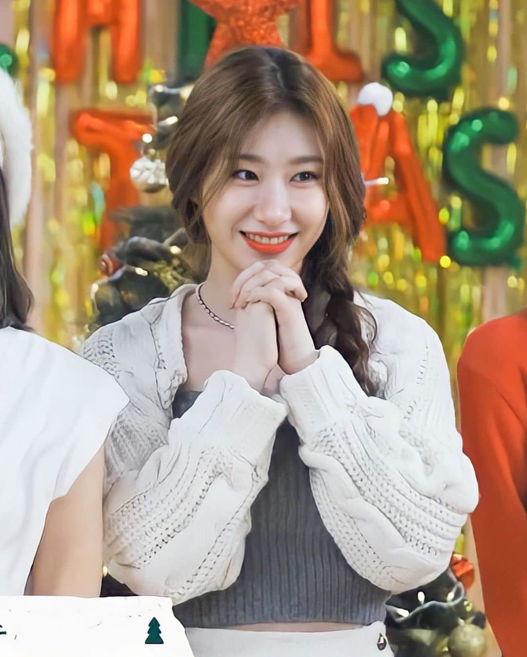 チェリョンのインスタグラム：「merry christmas to midzy who celebrate! hope you enjoy your time with beloved families and friends.☃️🎄」