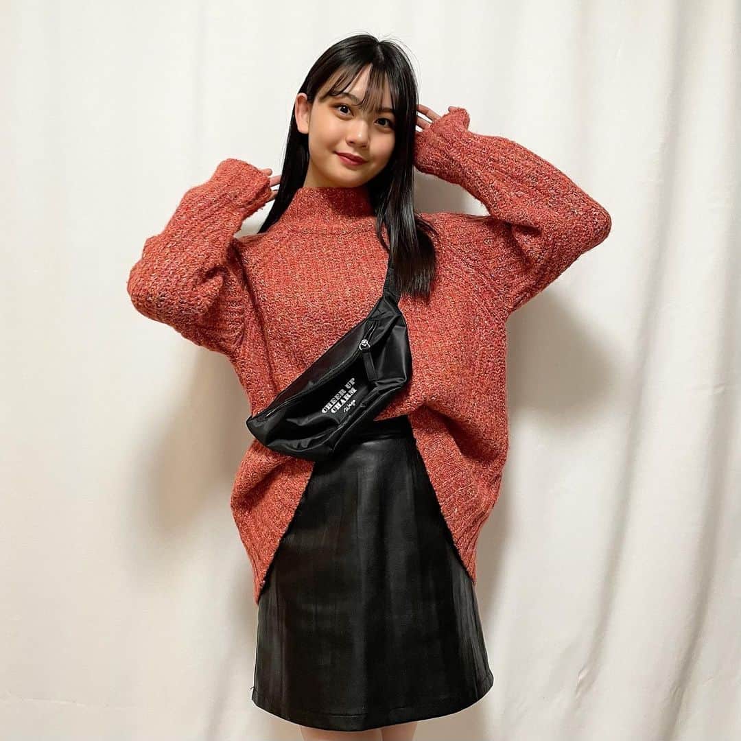 安村真奈のインスタグラム：「12月28日発売 ニコラ2月号の付録は…💭 wegoさんのモノトーンウエストポーチです！  コンパクトなところが私のお気に入りポイントです🤍 発売お楽しみに☺︎  #nicola #ニコラ #wego #ウィゴー  #ウエストポーチ」