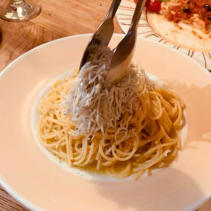 魚金のインスタグラム：「クリスマスの夜 雪のかわりに❄️ パスタの上にしらす降らせて　 お待ちしております  魚金洋業態 ビストロuokin uokinバル タベルナuokinにてお楽しみください  #しらすパスタ #魚金#ビストロ#イタリアンバル#シーフードパスタ #パスタレシピ #しらすたっぷり#クリスマスディナー」