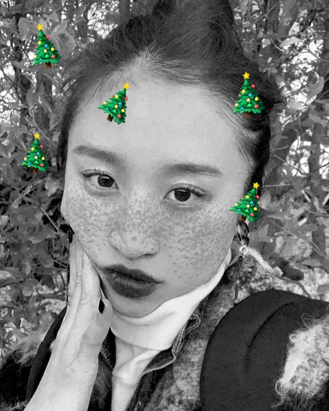 河辺ほのかさんのインスタグラム写真 - (河辺ほのかInstagram)「めりくり！🎄  くりすますのこと忘れてた笑  冬真っ只中だけど 今日初めて水着で撮影したっ👙 おたのしみに！！！！ #めりくり #メリークリスマス  #merrychristmas  #クリスマスツリー #かわいい」12月25日 16時37分 - honoka4b