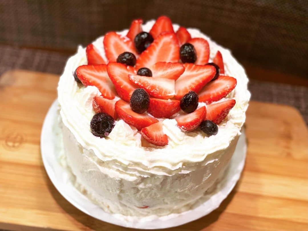 宮川杏奈さんのインスタグラム写真 - (宮川杏奈Instagram)「ママと一緒に🎂を作りました🍓 . 誕生日からの1週間って 毎年ケーキ食べまくりウィークww . 結局今年もそうなりました😂💦 あー幸せ🍰💕 . #Christmas #Christmascake #クリスマス #クリスマスケーキ  #手作りケーキ  #いちご  #苺 #ショートケーキ #デコレーションケーキ  #デコレーション」12月25日 16時38分 - an1221na