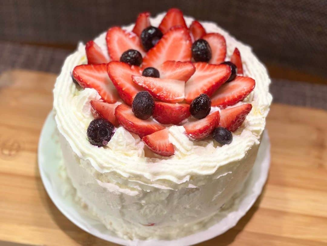 宮川杏奈さんのインスタグラム写真 - (宮川杏奈Instagram)「ママと一緒に🎂を作りました🍓 . 誕生日からの1週間って 毎年ケーキ食べまくりウィークww . 結局今年もそうなりました😂💦 あー幸せ🍰💕 . #Christmas #Christmascake #クリスマス #クリスマスケーキ  #手作りケーキ  #いちご  #苺 #ショートケーキ #デコレーションケーキ  #デコレーション」12月25日 16時38分 - an1221na