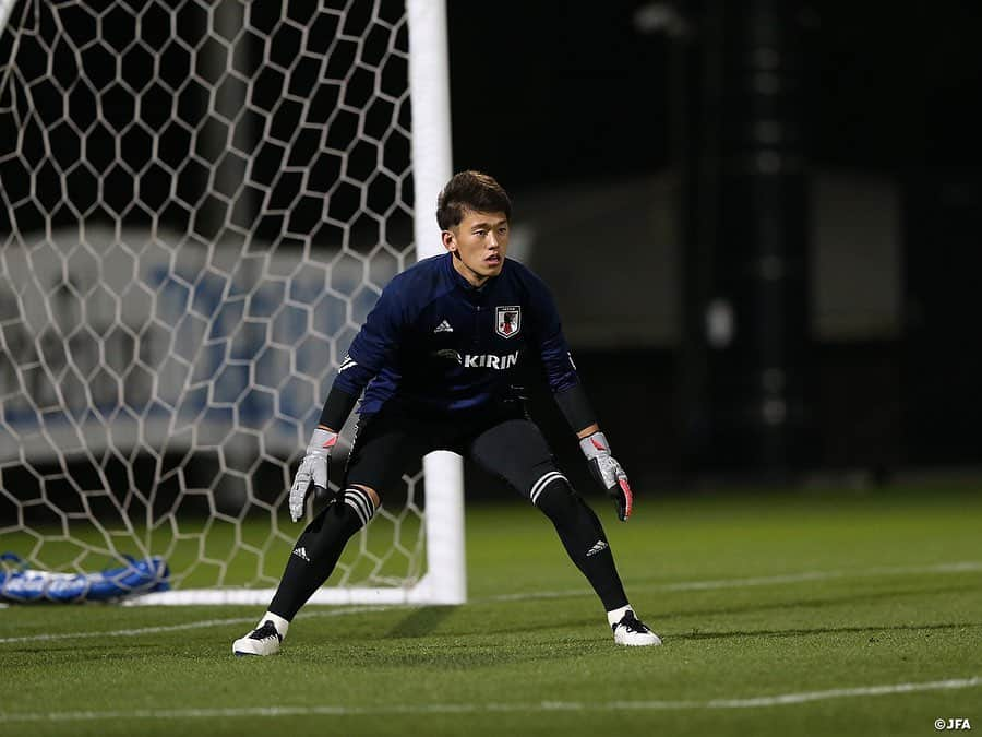 日本サッカー協会さんのインスタグラム写真 - (日本サッカー協会Instagram)「【2020.12.24 Training①📸】#U23日本代表 候補は24日(木)、千葉県の#高円宮記念JFA夢フィールド で午後からトレーニングを行いました。  この日はフルピッチで紅白戦を実施。「ここまでの2日間で、いろんな選手との組み合わせを変えながら日々やってきた。チームでやろうとしていることを落とし込んできたなかで、それをどれだけゲームで出せるか」（横内コーチ）を見るため、20分の1本勝負となりました。選手たちは集中した様子を見せ、#一美和成 選手 #安部柊斗 選手が得点を決めています。  ここまでのトレーニングを見てきて、#横内昭展 コーチは「決して軽い練習ではないので、フルシーズンを戦ったあとで、よくやってくれている」と振り返ります。一年ぶりに選手たちを手元で見て、「すごく成長したなと感じます。スタメンで出たり、出場時間や出場試合数が増えた選手がすごく多い。代表活動はできなかったけれど、ＪリーグやACLでの経験を自チームで積んで、その経験値は大きい」と話していました。  ✅活動の様子は#JFATV （YouTube）で公開中の#TeamCam で詳しくお届けしています。ぜひそちらもご覧ください。  #daihyo #JFA」12月25日 16時31分 - japanfootballassociation