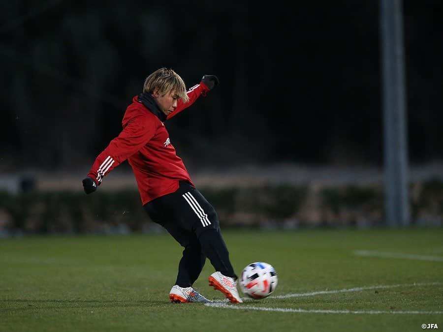 日本サッカー協会さんのインスタグラム写真 - (日本サッカー協会Instagram)「【2020.12.24 Training①📸】#U23日本代表 候補は24日(木)、千葉県の#高円宮記念JFA夢フィールド で午後からトレーニングを行いました。  この日はフルピッチで紅白戦を実施。「ここまでの2日間で、いろんな選手との組み合わせを変えながら日々やってきた。チームでやろうとしていることを落とし込んできたなかで、それをどれだけゲームで出せるか」（横内コーチ）を見るため、20分の1本勝負となりました。選手たちは集中した様子を見せ、#一美和成 選手 #安部柊斗 選手が得点を決めています。  ここまでのトレーニングを見てきて、#横内昭展 コーチは「決して軽い練習ではないので、フルシーズンを戦ったあとで、よくやってくれている」と振り返ります。一年ぶりに選手たちを手元で見て、「すごく成長したなと感じます。スタメンで出たり、出場時間や出場試合数が増えた選手がすごく多い。代表活動はできなかったけれど、ＪリーグやACLでの経験を自チームで積んで、その経験値は大きい」と話していました。  ✅活動の様子は#JFATV （YouTube）で公開中の#TeamCam で詳しくお届けしています。ぜひそちらもご覧ください。  #daihyo #JFA」12月25日 16時31分 - japanfootballassociation