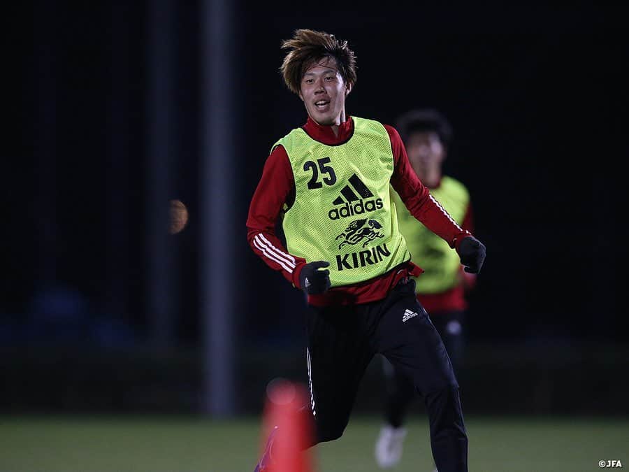 日本サッカー協会さんのインスタグラム写真 - (日本サッカー協会Instagram)「【2020.12.24 Training①📸】#U23日本代表 候補は24日(木)、千葉県の#高円宮記念JFA夢フィールド で午後からトレーニングを行いました。  この日はフルピッチで紅白戦を実施。「ここまでの2日間で、いろんな選手との組み合わせを変えながら日々やってきた。チームでやろうとしていることを落とし込んできたなかで、それをどれだけゲームで出せるか」（横内コーチ）を見るため、20分の1本勝負となりました。選手たちは集中した様子を見せ、#一美和成 選手 #安部柊斗 選手が得点を決めています。  ここまでのトレーニングを見てきて、#横内昭展 コーチは「決して軽い練習ではないので、フルシーズンを戦ったあとで、よくやってくれている」と振り返ります。一年ぶりに選手たちを手元で見て、「すごく成長したなと感じます。スタメンで出たり、出場時間や出場試合数が増えた選手がすごく多い。代表活動はできなかったけれど、ＪリーグやACLでの経験を自チームで積んで、その経験値は大きい」と話していました。  ✅活動の様子は#JFATV （YouTube）で公開中の#TeamCam で詳しくお届けしています。ぜひそちらもご覧ください。  #daihyo #JFA」12月25日 16時31分 - japanfootballassociation