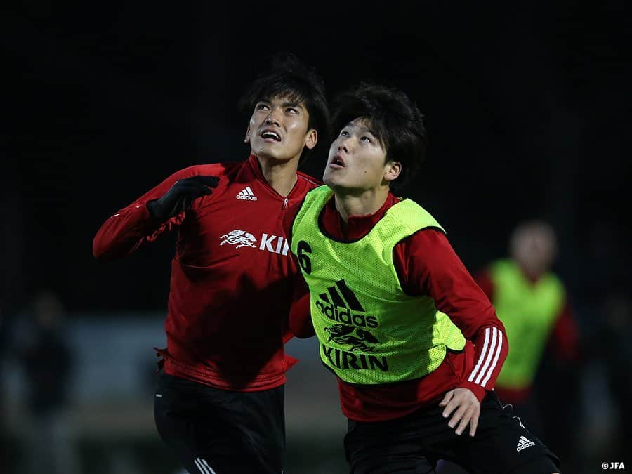 日本サッカー協会さんのインスタグラム写真 - (日本サッカー協会Instagram)「【2020.12.24 Training①📸】#U23日本代表 候補は24日(木)、千葉県の#高円宮記念JFA夢フィールド で午後からトレーニングを行いました。  この日はフルピッチで紅白戦を実施。「ここまでの2日間で、いろんな選手との組み合わせを変えながら日々やってきた。チームでやろうとしていることを落とし込んできたなかで、それをどれだけゲームで出せるか」（横内コーチ）を見るため、20分の1本勝負となりました。選手たちは集中した様子を見せ、#一美和成 選手 #安部柊斗 選手が得点を決めています。  ここまでのトレーニングを見てきて、#横内昭展 コーチは「決して軽い練習ではないので、フルシーズンを戦ったあとで、よくやってくれている」と振り返ります。一年ぶりに選手たちを手元で見て、「すごく成長したなと感じます。スタメンで出たり、出場時間や出場試合数が増えた選手がすごく多い。代表活動はできなかったけれど、ＪリーグやACLでの経験を自チームで積んで、その経験値は大きい」と話していました。  ✅活動の様子は#JFATV （YouTube）で公開中の#TeamCam で詳しくお届けしています。ぜひそちらもご覧ください。  #daihyo #JFA」12月25日 16時31分 - japanfootballassociation