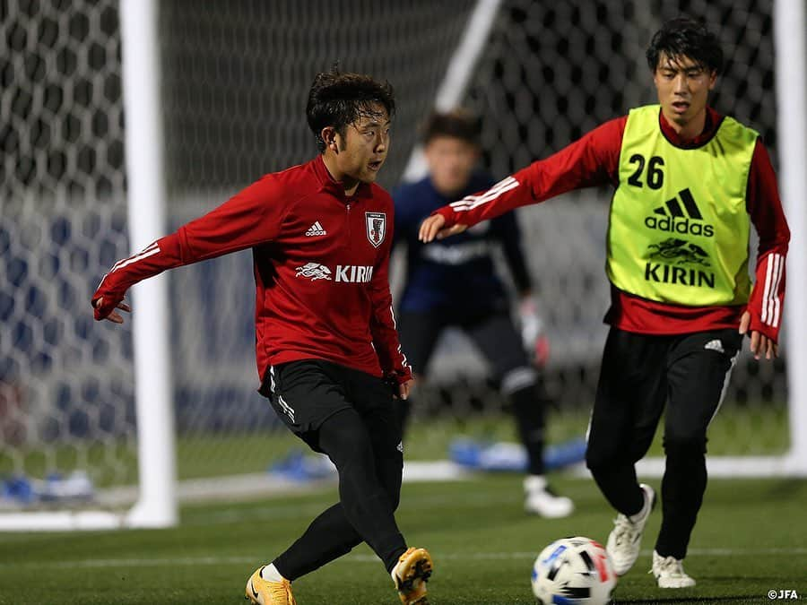 日本サッカー協会さんのインスタグラム写真 - (日本サッカー協会Instagram)「【2020.12.24 Training①📸】#U23日本代表 候補は24日(木)、千葉県の#高円宮記念JFA夢フィールド で午後からトレーニングを行いました。  この日はフルピッチで紅白戦を実施。「ここまでの2日間で、いろんな選手との組み合わせを変えながら日々やってきた。チームでやろうとしていることを落とし込んできたなかで、それをどれだけゲームで出せるか」（横内コーチ）を見るため、20分の1本勝負となりました。選手たちは集中した様子を見せ、#一美和成 選手 #安部柊斗 選手が得点を決めています。  ここまでのトレーニングを見てきて、#横内昭展 コーチは「決して軽い練習ではないので、フルシーズンを戦ったあとで、よくやってくれている」と振り返ります。一年ぶりに選手たちを手元で見て、「すごく成長したなと感じます。スタメンで出たり、出場時間や出場試合数が増えた選手がすごく多い。代表活動はできなかったけれど、ＪリーグやACLでの経験を自チームで積んで、その経験値は大きい」と話していました。  ✅活動の様子は#JFATV （YouTube）で公開中の#TeamCam で詳しくお届けしています。ぜひそちらもご覧ください。  #daihyo #JFA」12月25日 16時31分 - japanfootballassociation