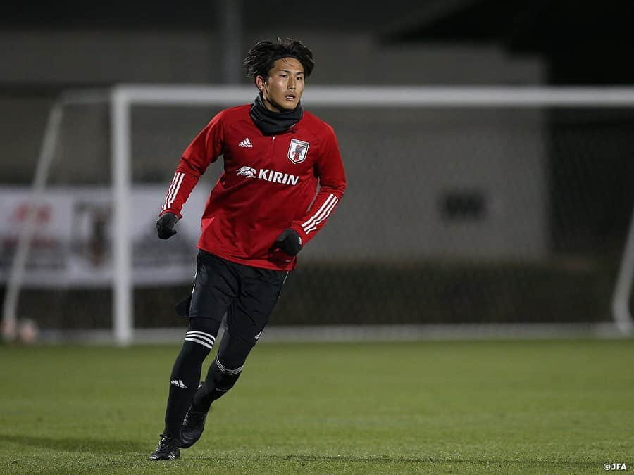 日本サッカー協会さんのインスタグラム写真 - (日本サッカー協会Instagram)「【2020.12.24 Training①📸】#U23日本代表 候補は24日(木)、千葉県の#高円宮記念JFA夢フィールド で午後からトレーニングを行いました。  この日はフルピッチで紅白戦を実施。「ここまでの2日間で、いろんな選手との組み合わせを変えながら日々やってきた。チームでやろうとしていることを落とし込んできたなかで、それをどれだけゲームで出せるか」（横内コーチ）を見るため、20分の1本勝負となりました。選手たちは集中した様子を見せ、#一美和成 選手 #安部柊斗 選手が得点を決めています。  ここまでのトレーニングを見てきて、#横内昭展 コーチは「決して軽い練習ではないので、フルシーズンを戦ったあとで、よくやってくれている」と振り返ります。一年ぶりに選手たちを手元で見て、「すごく成長したなと感じます。スタメンで出たり、出場時間や出場試合数が増えた選手がすごく多い。代表活動はできなかったけれど、ＪリーグやACLでの経験を自チームで積んで、その経験値は大きい」と話していました。  ✅活動の様子は#JFATV （YouTube）で公開中の#TeamCam で詳しくお届けしています。ぜひそちらもご覧ください。  #daihyo #JFA」12月25日 16時31分 - japanfootballassociation