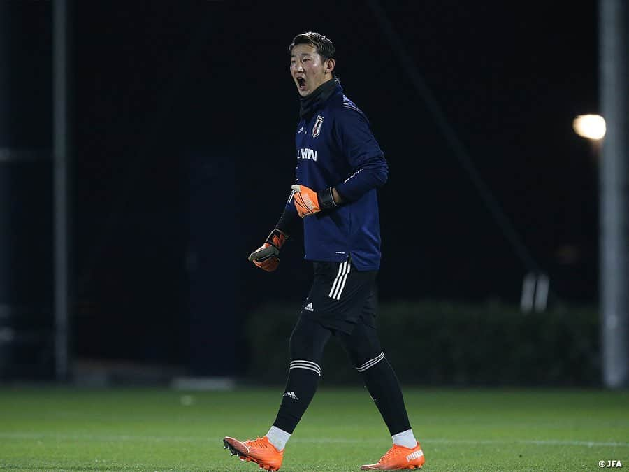 日本サッカー協会さんのインスタグラム写真 - (日本サッカー協会Instagram)「【2020.12.24 Training①📸】#U23日本代表 候補は24日(木)、千葉県の#高円宮記念JFA夢フィールド で午後からトレーニングを行いました。  この日はフルピッチで紅白戦を実施。「ここまでの2日間で、いろんな選手との組み合わせを変えながら日々やってきた。チームでやろうとしていることを落とし込んできたなかで、それをどれだけゲームで出せるか」（横内コーチ）を見るため、20分の1本勝負となりました。選手たちは集中した様子を見せ、#一美和成 選手 #安部柊斗 選手が得点を決めています。  ここまでのトレーニングを見てきて、#横内昭展 コーチは「決して軽い練習ではないので、フルシーズンを戦ったあとで、よくやってくれている」と振り返ります。一年ぶりに選手たちを手元で見て、「すごく成長したなと感じます。スタメンで出たり、出場時間や出場試合数が増えた選手がすごく多い。代表活動はできなかったけれど、ＪリーグやACLでの経験を自チームで積んで、その経験値は大きい」と話していました。  ✅活動の様子は#JFATV （YouTube）で公開中の#TeamCam で詳しくお届けしています。ぜひそちらもご覧ください。  #daihyo #JFA」12月25日 16時31分 - japanfootballassociation