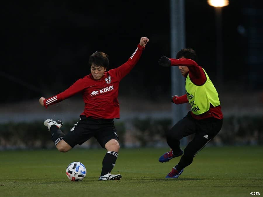 日本サッカー協会さんのインスタグラム写真 - (日本サッカー協会Instagram)「【2020.12.24 Training①📸】#U23日本代表 候補は24日(木)、千葉県の#高円宮記念JFA夢フィールド で午後からトレーニングを行いました。  この日はフルピッチで紅白戦を実施。「ここまでの2日間で、いろんな選手との組み合わせを変えながら日々やってきた。チームでやろうとしていることを落とし込んできたなかで、それをどれだけゲームで出せるか」（横内コーチ）を見るため、20分の1本勝負となりました。選手たちは集中した様子を見せ、#一美和成 選手 #安部柊斗 選手が得点を決めています。  ここまでのトレーニングを見てきて、#横内昭展 コーチは「決して軽い練習ではないので、フルシーズンを戦ったあとで、よくやってくれている」と振り返ります。一年ぶりに選手たちを手元で見て、「すごく成長したなと感じます。スタメンで出たり、出場時間や出場試合数が増えた選手がすごく多い。代表活動はできなかったけれど、ＪリーグやACLでの経験を自チームで積んで、その経験値は大きい」と話していました。  ✅活動の様子は#JFATV （YouTube）で公開中の#TeamCam で詳しくお届けしています。ぜひそちらもご覧ください。  #daihyo #JFA」12月25日 16時31分 - japanfootballassociation