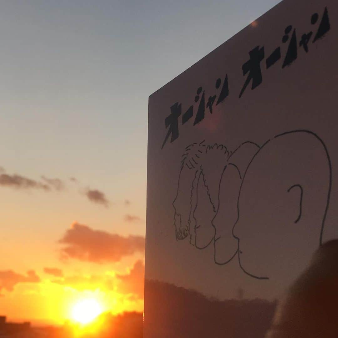 SHANTIのインスタグラム：「夕陽をながめる@oceanoceanmusic  4人こんな感じです。 それぞれの道を歩みながら集まると自然と曲が生まれるのは自然体でいるからかな。無理がない無理をしない。 アコースティックでどこかノスタルジックなハーモニー。from our heart to yours.  Link in bio.」