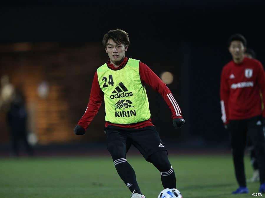 日本サッカー協会さんのインスタグラム写真 - (日本サッカー協会Instagram)「【2020.12.24 Training②📸】#U23日本代表 候補は24日(木)、千葉県の#高円宮記念JFA夢フィールド で午後からフルピッチで紅白戦を実施しました。  #横内昭展 コーチは初選出の選手たちについて、「呼びたいなと思っていた選手、一年前までは候補として挙がっていなかった選手もいる。実際に見てみて、なるほどなと。いいパフォーマンスをしているからこそ、チームでも出続けているんだなと感じる選手が多い」と手ごたえをつかんでいました。クラブでのポジションとは違う選手もいますが、「代表で求めることが違うところもあるけれど、そのなかでも自分のストロング、良さをどれだけ出せるか」と期待を寄せていました。  ✅活動の様子は#JFATV （YouTube）で公開中の#TeamCam で詳しくお届けしています。ぜひそちらもご覧ください。  #daihyo #JFA」12月25日 16時35分 - japanfootballassociation