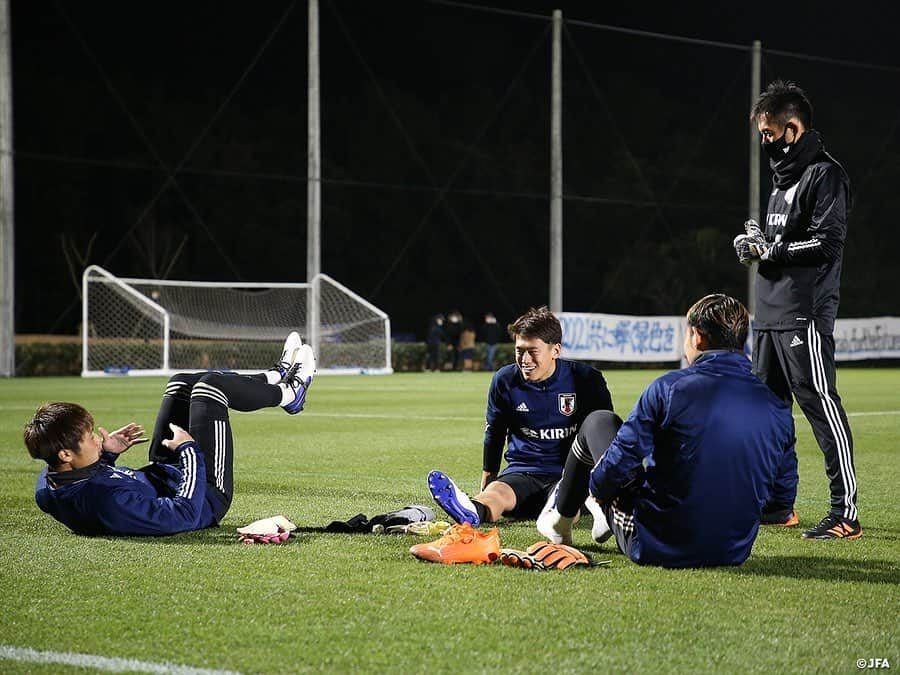 日本サッカー協会さんのインスタグラム写真 - (日本サッカー協会Instagram)「【2020.12.24 Training②📸】#U23日本代表 候補は24日(木)、千葉県の#高円宮記念JFA夢フィールド で午後からフルピッチで紅白戦を実施しました。  #横内昭展 コーチは初選出の選手たちについて、「呼びたいなと思っていた選手、一年前までは候補として挙がっていなかった選手もいる。実際に見てみて、なるほどなと。いいパフォーマンスをしているからこそ、チームでも出続けているんだなと感じる選手が多い」と手ごたえをつかんでいました。クラブでのポジションとは違う選手もいますが、「代表で求めることが違うところもあるけれど、そのなかでも自分のストロング、良さをどれだけ出せるか」と期待を寄せていました。  ✅活動の様子は#JFATV （YouTube）で公開中の#TeamCam で詳しくお届けしています。ぜひそちらもご覧ください。  #daihyo #JFA」12月25日 16時35分 - japanfootballassociation