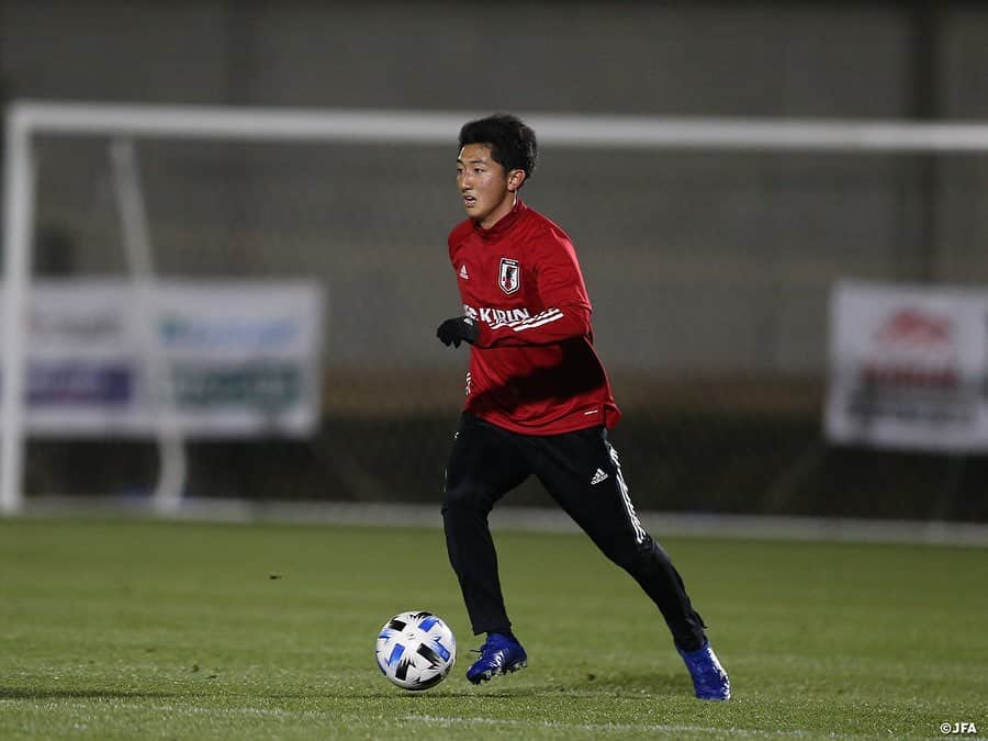 日本サッカー協会さんのインスタグラム写真 - (日本サッカー協会Instagram)「【2020.12.24 Training②📸】#U23日本代表 候補は24日(木)、千葉県の#高円宮記念JFA夢フィールド で午後からフルピッチで紅白戦を実施しました。  #横内昭展 コーチは初選出の選手たちについて、「呼びたいなと思っていた選手、一年前までは候補として挙がっていなかった選手もいる。実際に見てみて、なるほどなと。いいパフォーマンスをしているからこそ、チームでも出続けているんだなと感じる選手が多い」と手ごたえをつかんでいました。クラブでのポジションとは違う選手もいますが、「代表で求めることが違うところもあるけれど、そのなかでも自分のストロング、良さをどれだけ出せるか」と期待を寄せていました。  ✅活動の様子は#JFATV （YouTube）で公開中の#TeamCam で詳しくお届けしています。ぜひそちらもご覧ください。  #daihyo #JFA」12月25日 16時35分 - japanfootballassociation