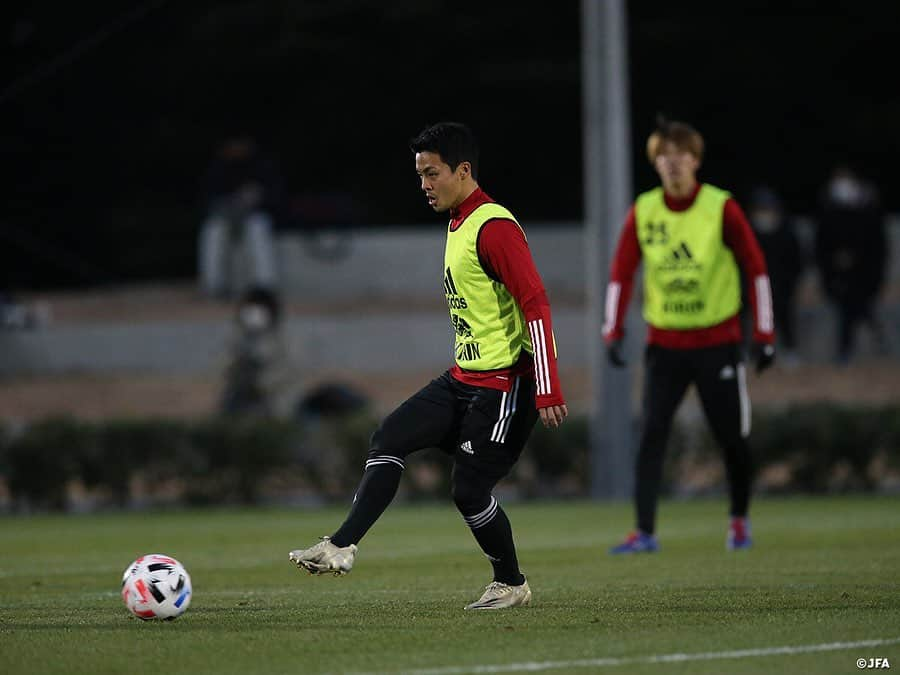 日本サッカー協会さんのインスタグラム写真 - (日本サッカー協会Instagram)「【2020.12.24 Training②📸】#U23日本代表 候補は24日(木)、千葉県の#高円宮記念JFA夢フィールド で午後からフルピッチで紅白戦を実施しました。  #横内昭展 コーチは初選出の選手たちについて、「呼びたいなと思っていた選手、一年前までは候補として挙がっていなかった選手もいる。実際に見てみて、なるほどなと。いいパフォーマンスをしているからこそ、チームでも出続けているんだなと感じる選手が多い」と手ごたえをつかんでいました。クラブでのポジションとは違う選手もいますが、「代表で求めることが違うところもあるけれど、そのなかでも自分のストロング、良さをどれだけ出せるか」と期待を寄せていました。  ✅活動の様子は#JFATV （YouTube）で公開中の#TeamCam で詳しくお届けしています。ぜひそちらもご覧ください。  #daihyo #JFA」12月25日 16時35分 - japanfootballassociation