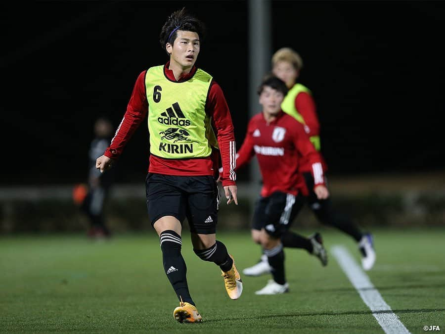 日本サッカー協会さんのインスタグラム写真 - (日本サッカー協会Instagram)「【2020.12.24 Training②📸】#U23日本代表 候補は24日(木)、千葉県の#高円宮記念JFA夢フィールド で午後からフルピッチで紅白戦を実施しました。  #横内昭展 コーチは初選出の選手たちについて、「呼びたいなと思っていた選手、一年前までは候補として挙がっていなかった選手もいる。実際に見てみて、なるほどなと。いいパフォーマンスをしているからこそ、チームでも出続けているんだなと感じる選手が多い」と手ごたえをつかんでいました。クラブでのポジションとは違う選手もいますが、「代表で求めることが違うところもあるけれど、そのなかでも自分のストロング、良さをどれだけ出せるか」と期待を寄せていました。  ✅活動の様子は#JFATV （YouTube）で公開中の#TeamCam で詳しくお届けしています。ぜひそちらもご覧ください。  #daihyo #JFA」12月25日 16時35分 - japanfootballassociation