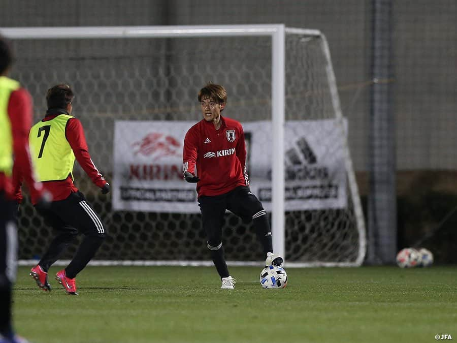 日本サッカー協会さんのインスタグラム写真 - (日本サッカー協会Instagram)「【2020.12.24 Training②📸】#U23日本代表 候補は24日(木)、千葉県の#高円宮記念JFA夢フィールド で午後からフルピッチで紅白戦を実施しました。  #横内昭展 コーチは初選出の選手たちについて、「呼びたいなと思っていた選手、一年前までは候補として挙がっていなかった選手もいる。実際に見てみて、なるほどなと。いいパフォーマンスをしているからこそ、チームでも出続けているんだなと感じる選手が多い」と手ごたえをつかんでいました。クラブでのポジションとは違う選手もいますが、「代表で求めることが違うところもあるけれど、そのなかでも自分のストロング、良さをどれだけ出せるか」と期待を寄せていました。  ✅活動の様子は#JFATV （YouTube）で公開中の#TeamCam で詳しくお届けしています。ぜひそちらもご覧ください。  #daihyo #JFA」12月25日 16時35分 - japanfootballassociation