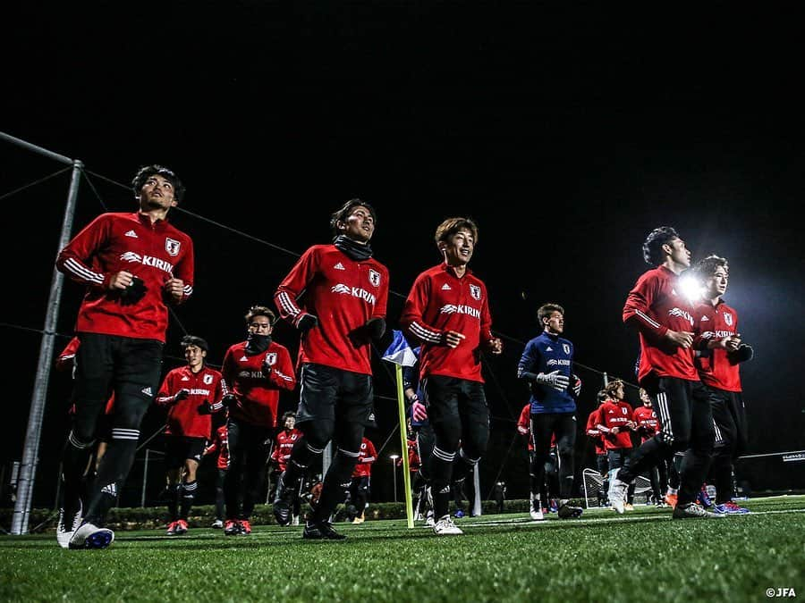 日本サッカー協会さんのインスタグラム写真 - (日本サッカー協会Instagram)「【2020.12.24 Training②📸】#U23日本代表 候補は24日(木)、千葉県の#高円宮記念JFA夢フィールド で午後からフルピッチで紅白戦を実施しました。  #横内昭展 コーチは初選出の選手たちについて、「呼びたいなと思っていた選手、一年前までは候補として挙がっていなかった選手もいる。実際に見てみて、なるほどなと。いいパフォーマンスをしているからこそ、チームでも出続けているんだなと感じる選手が多い」と手ごたえをつかんでいました。クラブでのポジションとは違う選手もいますが、「代表で求めることが違うところもあるけれど、そのなかでも自分のストロング、良さをどれだけ出せるか」と期待を寄せていました。  ✅活動の様子は#JFATV （YouTube）で公開中の#TeamCam で詳しくお届けしています。ぜひそちらもご覧ください。  #daihyo #JFA」12月25日 16時35分 - japanfootballassociation