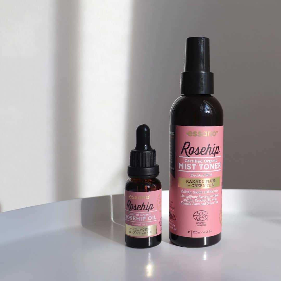 のインスタグラム：「. . ニュージーランド発🇳🇿 オーガニックコスメブランド「essano」 @essano_beauty  . . 中でもエコサート認証所得したローズヒップオイルは、低価格とは思えないクオリティ！！ 私はお風呂の中でのオイル美容に取り入れています✨ （クレンジング後のお肌にオイルを馴染ませいつも通りに半身浴するだけ！簡単なので是非試してみて👌） 内側からふっくらもちもちになり、その後のスキンケアの入りもよくなる♡ . . 強いて言うならば、香りがローズヒップオイル独特の香りで癒されないこと。笑 それとオイルの色が濃オレンジなので、メイク前に使用するのはどうなのかな？というのが私の正直な感想です🤔 . . それを踏まえても、天然由来成分100%でエコサート認証を所得した「ローズヒップオイル」がこの価格で試せるのは素晴らしい👏✨ 抗酸化成分である「アサイ」もブレンドされていて、シミ、傷跡、日焼け後のダメージに効果が期待できるそうです☺️ . . . . #essano #エッサーノ #プチプラオーガニックコスメ #ローズヒップオイル #organiccosmetics #skincare #オイル美容」
