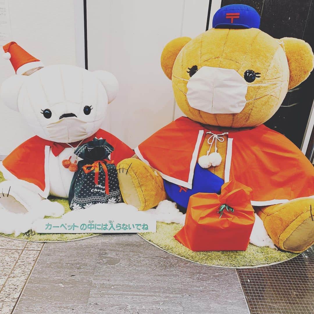 松浦有希さんのインスタグラム写真 - (松浦有希Instagram)「サンタさんなんでしょうけど、 和装の羽織ものにも 見えるし... #ぽすくま」12月25日 16時36分 - 12bambi12_yuki_matsuura