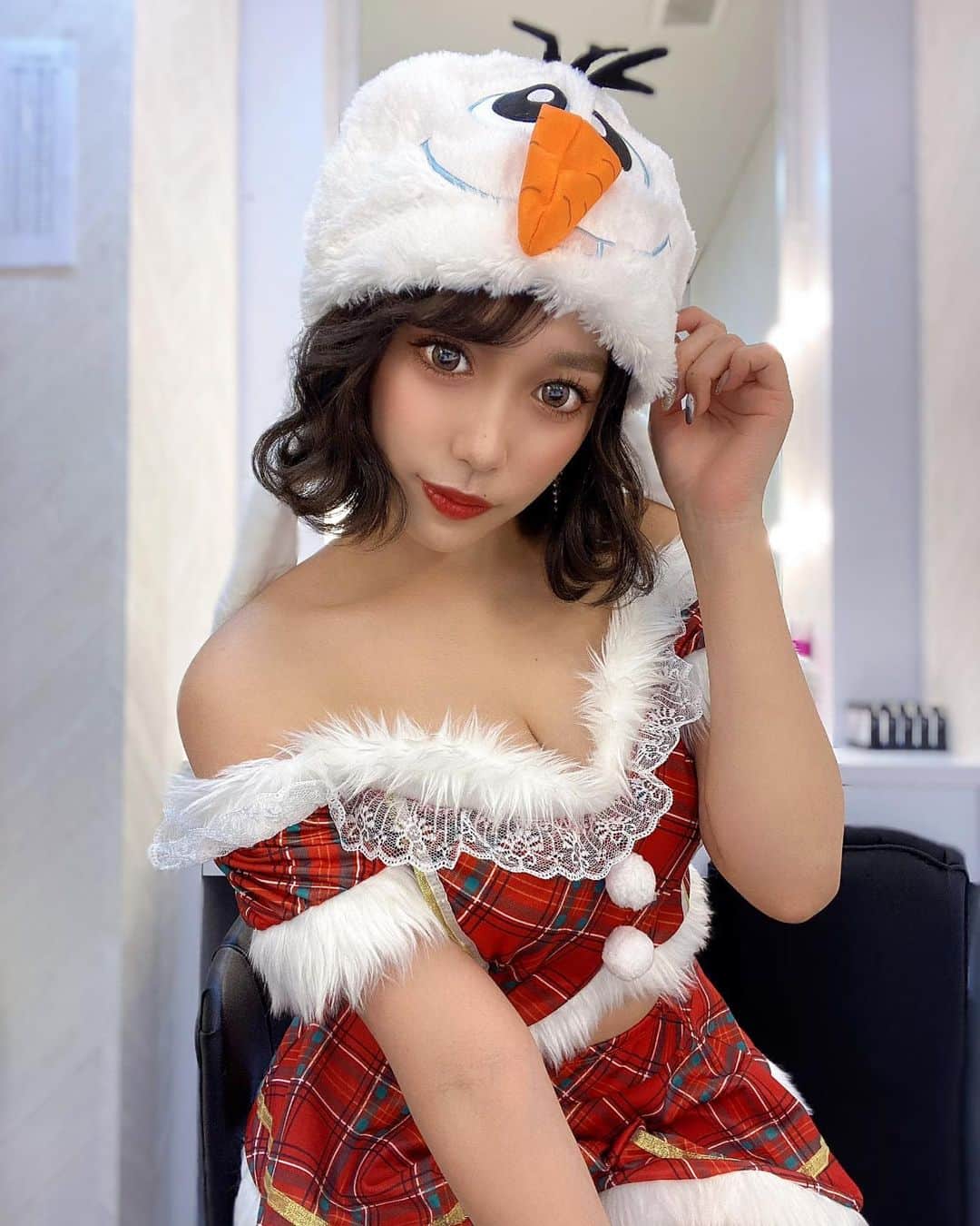 さなべいびーのインスタグラム：「﻿ ﻿ 𝑀𝑒𝓇𝓇𝓎 𝒳𝓂𝒶𝓈 ♡﻿ ﻿ 今年もオラフ☃️🥕﻿ 私にとってクリスマスはコスプレして仕事する日だからべつに寂しくなんてないもんねーーーー😝笑﻿ ﻿ ﻿ .﻿ .﻿ .﻿ ﻿ #クリスマス　#サンタ　#雪だるま #クリスマスイベント　#サンタコス　#コスプレ　#cosplay #santa #christmas #xmas #snow」