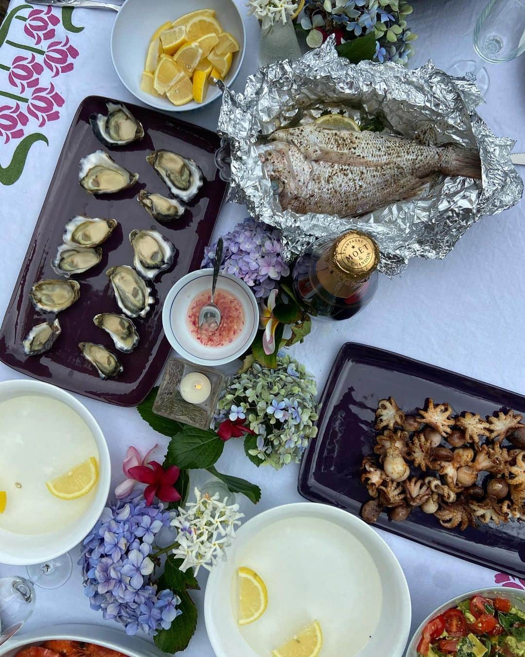 アリシア・デブナム・キャリーのインスタグラム：「A very Australian Christmas.  ✨🥂🦪」