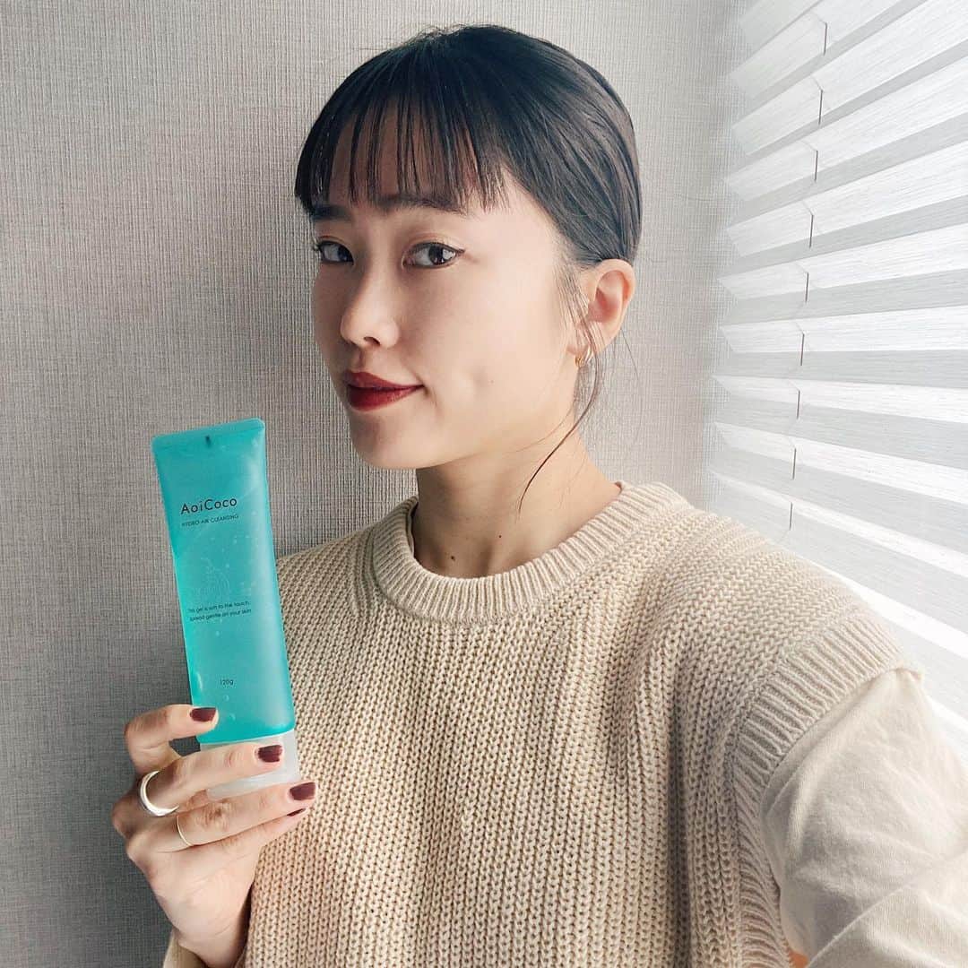 井村亜里香のインスタグラム：「NEWメイク落としのAoiCoco♡ 最近はメイクを落とした後の保湿力が好きで ジェルタイプにハマっています！ オイルと同じくらいの洗浄力もお気に入りポイント。 ・ #AoiCoco#makeup#cleansing #skincare#skincarelover#beauty #クレンジング#スキンケア #スキンケアマニア#美容 #AoiCocoハイドロエアークレンジング #アオイココ#メイク落とし #スキンケア用品#スキンケアマニア」