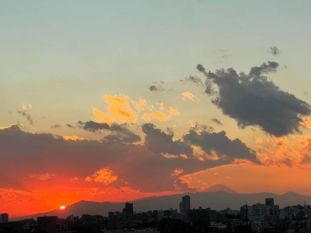 尚玄のインスタグラム：「Wish I could share this moment with somebody. #Christmas #Sunset & #MtFuji #MerryChristmas #東京散歩」