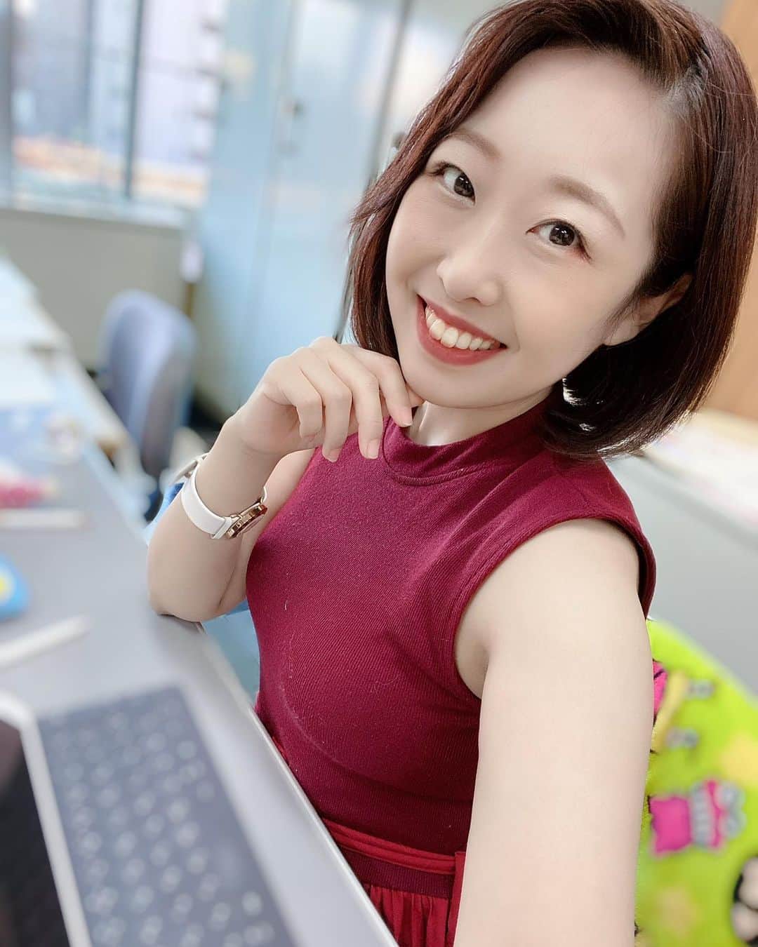 夏目亜季のインスタグラム：「めりーくりすます🌲  今日はクリスマスですが、関係なくお仕事🎅 区役所で環境部と情報交換からの会派会議でした。 そのまま残って年賀状のイラスト制作。  さて今から帰るかぁぁ！ 帰ったら年賀状物販の撮影もやんなきゃ。 今回の年賀状オリジナルイラストはブラックジョーク交えました。 牛だしね😊たのしみにしててねっ！！ あとは一人一人メッセージいれていく。 福袋もつめこんで編集からきた仕上がってるYouTubeもチェックしないとだし年末忙しや🤣🤣  https://chamemon.thebase.in/  #年末年始　#クリスマス　#年賀状　#オリジナルイラスト　#iPad #荒川区　#荒川区議会議員　#赤ワンピース　#ワンピース」