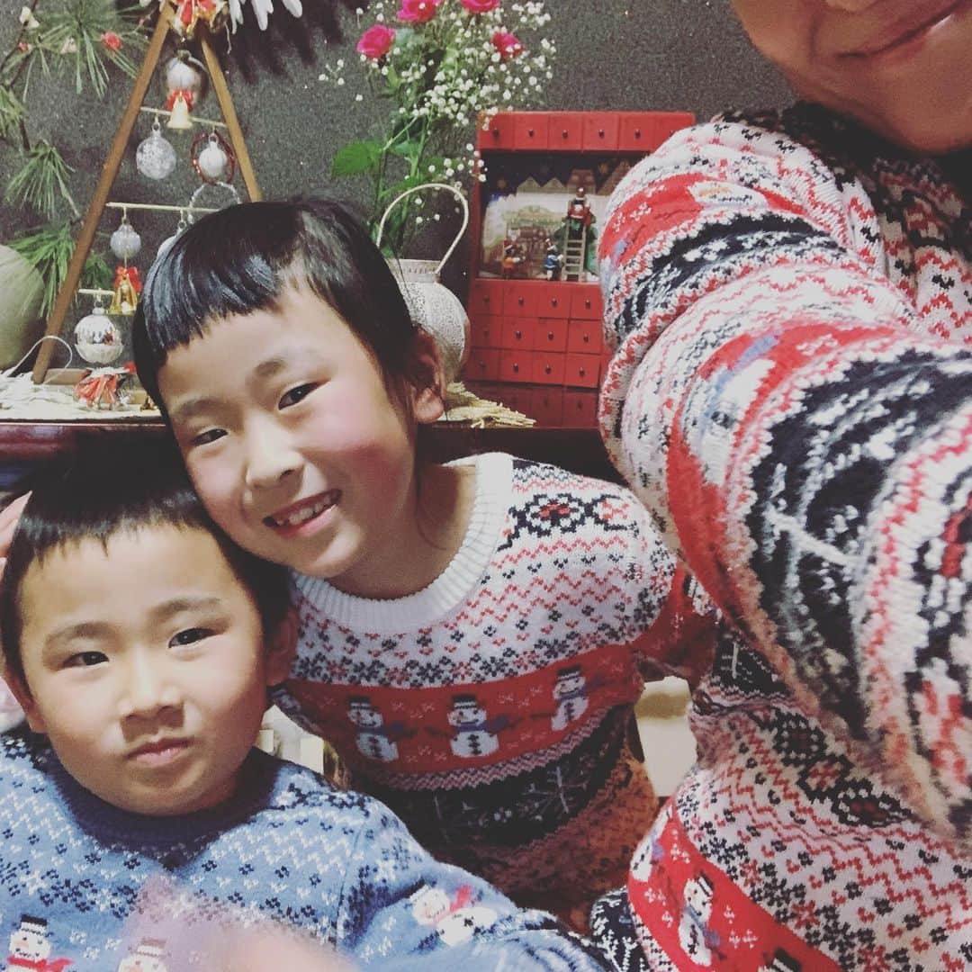 都竹悦子さんのインスタグラム写真 - (都竹悦子Instagram)「おそろいのクリスマスセーター。  2年前、サイズが変わる子供達のことだから着られるのは一年だけかなと思いながら購入したのですが、  はや3年目。 お揃いって、何歳まで着てくれるものなのかな？  年齢を差し置いてこんな派手なセーターが着られるのも、子供達のおかげってことで。  #2020年のクリスマス　#愛おしくて　#毎日が　#宝物　#アグリーセーター　#クリスマスセーター　#7歳5歳　#姉弟　#今年は袖丈が　#ギリッギリ」12月25日 16時43分 - etsukotsuzuku