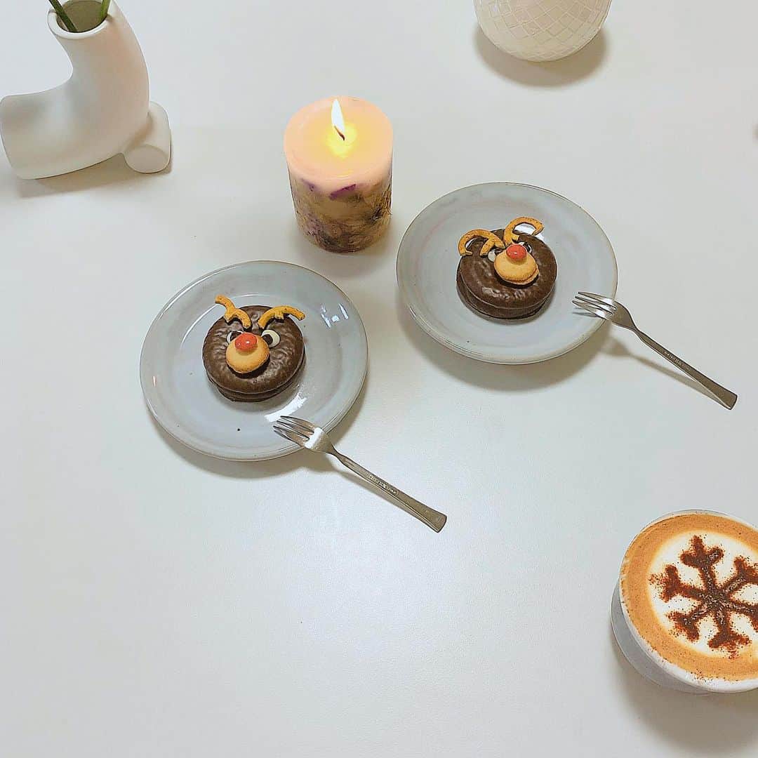 のインスタグラム：「#おうちcafe﻿ ﻿ 去年、韓国で行ったカフェ(写真3枚目)﻿ @mammamiadosan  のトナカイ作ってみた🎄❤️﻿ ﻿ ﻿ ﻿ 材料は﻿ チョコパイ﻿ マーブルチョコ﻿ プレッツェル﻿ プチのホワイトチョコラングドシャクッキー(鼻用だけど、チョコパイには大きすぎ🥲)﻿ ホワイトチョコペン﻿ チョコペン﻿ ﻿ ﻿ ﻿ 来年用にメモ📝⬇️﻿ ﻿ 反省点﻿ ・プレッツェルがなかなか売ってなかった﻿ (売っててもチョコ付きのプレッツェル🥨)﻿ ・お鼻が大きすぎた﻿ →ホワイトチョコペンでお鼻描けばよかった﻿ ・プレッツェルなかなか綺麗に割れない﻿ 包丁でも綺麗に半分にならない🤣﻿ (写真5枚目😂)﻿ ﻿ ﻿ ﻿ #おうちカフェ#トナカイスイーツ #となかい #韓国っぽ#クリスマスレシピ #くりぱ#再現レシピ」