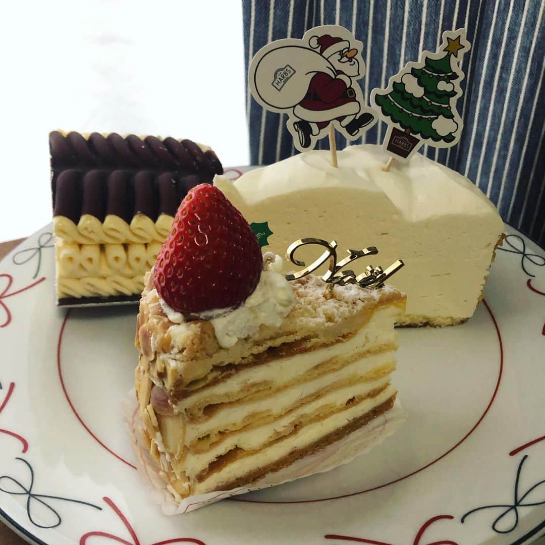 のインスタグラム：「. 昨日のクリスマスイヴ。 . 気合を入れて ケーキを３つも 買ったけど… . チーズフォンデュの ブロッコリーを食べ過ぎて ケーキに たどり着きませんでした｡ﾟ(ﾟ´Д｀ﾟ)ﾟ｡ . なので、 今日の朝に ひとつ(*´艸｀*) . そして、 帰ってからも 食べられるという 幸せが待ってます(*´艸｀*) . ビエネッタは、 ゆっくりゆっくり 一箱食べようと思います(*´艸｀*) . #クリスマス #クリスマスケーキ #harbs #レアチーズケーキ #ユーハイム #クリスマスフロッケン #森永乳業 #ビエネッタ」