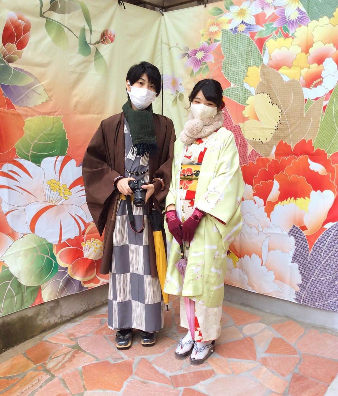 金沢着物レンタルshop心結〜kokoyui〜のインスタグラム：「クリスマスに着物を着てお出かけされて素敵ですね🎄✨  2人とも帯が黄色でお揃いでとってもお似合いです😊👘 . ⚫︎金沢駅前 着物レンタル心結(ここゆい)  ⚫︎営業時間 : 9:00〜18:00 ⚫︎address : 金沢市本町1-3-39 ⚫︎tell : 076-221-7799 ⚫︎金沢駅から徒歩5分  ⚫︎コインパーキング補助あり  心結の着物一覧▶@kokoyui_kimono 振袖や袴はこちら▶@kokoyui_furisode 七五三やお子さんの着物はこちら▶@kokoyui753 . #着物ヘア #ヘアセット #和服 #着物 #着物コーディネート #きもの #着物女子 #着物男子」