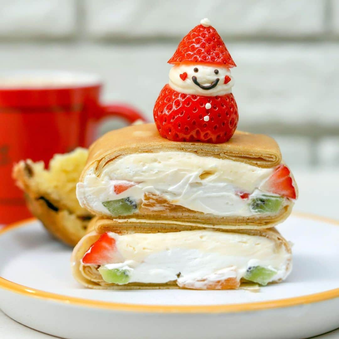 きょん。さんのインスタグラム写真 - (きょん。Instagram)「.  .  UNICORN @unicornkobe  クリスマスに、と クレープに いちごダルマが 遊びに来てくれました。  天使みたいな 微笑みがまた かわいいのなんの( ･ ･̥ )  #christmas #sweets#cafebreak#teatime」12月25日 16時48分 - kyon_tokiiro
