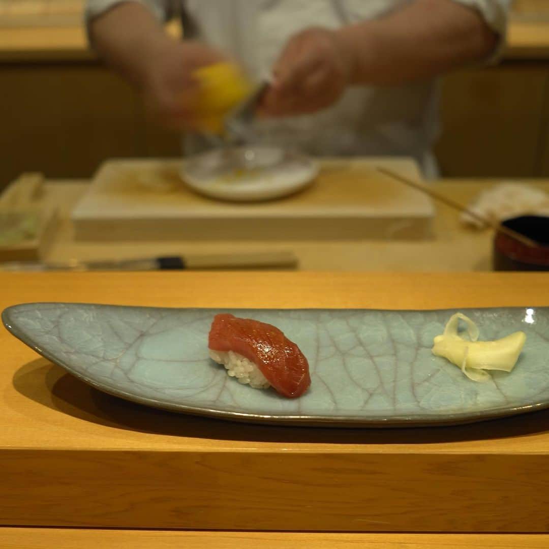 フローラン・ダバディーさんのインスタグラム写真 - (フローラン・ダバディーInstagram)「寿司文化について About sushi culture.  The origin of sushi was fermented food（発酵食品）. The fish got marinated in rice and salt for months （なれずし）. Sushi could actually been taken into a trip. A bit like a sandwich box.  In the Edo period, people discovered how to make vinegar; thus, sushi without fermentation. They started to make sushi in 3 days(箱ずし /押しずし）.   Late 19th century, Edo people wanted sushi to eat right away ! The nigiri sushi was born (or Edo sushi). The sushi makers made vinegared rice and treated fish separately, then combined them together.    Nigiri sushi was for rich people in fancy inns with geishas. Only later some sushi stands popped up for ordinary people. As for today, sushi is still a luxury.  Today I was at the fabulous 飛 sushi in #Kanazawa the city of gold on the outside Japan sea. An awakening of all senses. Out of a classic novel.   The best sushis have the best fish but are all about the delicacy of the rice (which should be at skin temperature with and exquisite balance of air between each grain ). It is difficult to make good sushi rice with hard water as opposed to soft water.  It took me almost ten years to understand all the subtleties of top notch sushi places.   #theartofsushi #金沢寿司 #クリスマス寿司 ©︎FD  a big thank you to 能登マグロ、氷見ブリ・スルメイカ、飛地孝志シェフ」12月25日 17時04分 - florent_dabadie