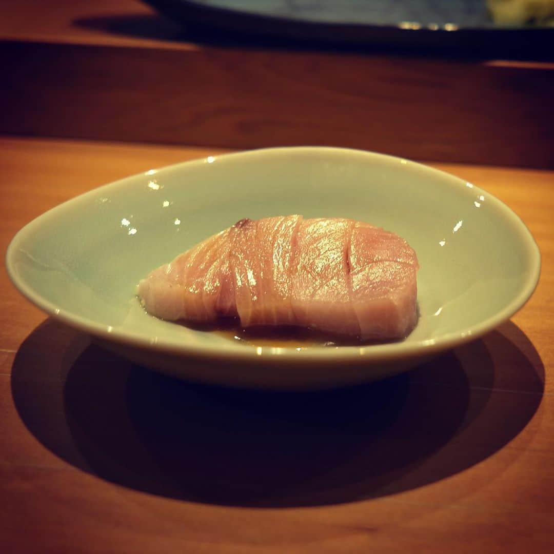 フローラン・ダバディーさんのインスタグラム写真 - (フローラン・ダバディーInstagram)「寿司文化について About sushi culture.  The origin of sushi was fermented food（発酵食品）. The fish got marinated in rice and salt for months （なれずし）. Sushi could actually been taken into a trip. A bit like a sandwich box.  In the Edo period, people discovered how to make vinegar; thus, sushi without fermentation. They started to make sushi in 3 days(箱ずし /押しずし）.   Late 19th century, Edo people wanted sushi to eat right away ! The nigiri sushi was born (or Edo sushi). The sushi makers made vinegared rice and treated fish separately, then combined them together.    Nigiri sushi was for rich people in fancy inns with geishas. Only later some sushi stands popped up for ordinary people. As for today, sushi is still a luxury.  Today I was at the fabulous 飛 sushi in #Kanazawa the city of gold on the outside Japan sea. An awakening of all senses. Out of a classic novel.   The best sushis have the best fish but are all about the delicacy of the rice (which should be at skin temperature with and exquisite balance of air between each grain ). It is difficult to make good sushi rice with hard water as opposed to soft water.  It took me almost ten years to understand all the subtleties of top notch sushi places.   #theartofsushi #金沢寿司 #クリスマス寿司 ©︎FD  a big thank you to 能登マグロ、氷見ブリ・スルメイカ、飛地孝志シェフ」12月25日 17時04分 - florent_dabadie