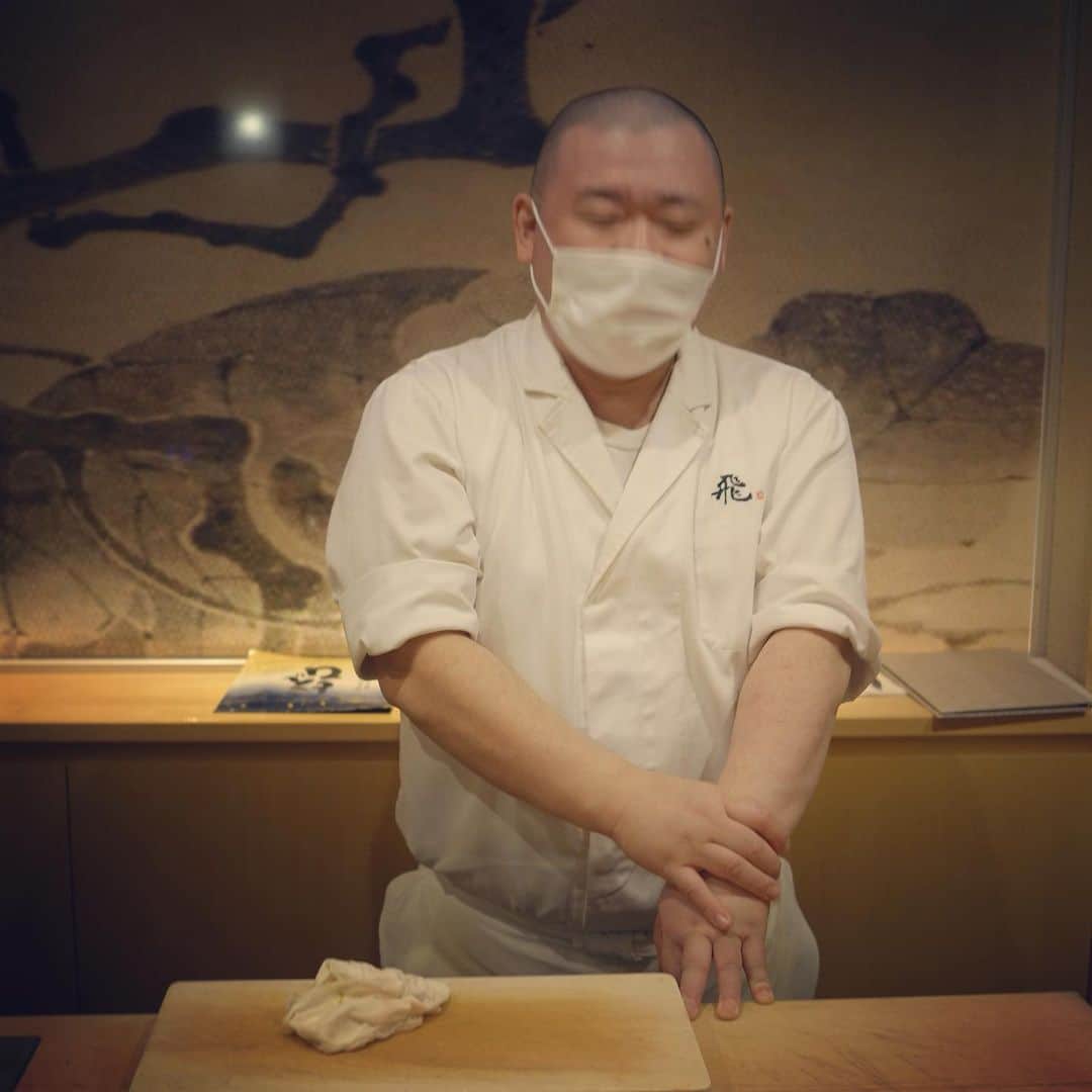 フローラン・ダバディーさんのインスタグラム写真 - (フローラン・ダバディーInstagram)「寿司文化について About sushi culture.  The origin of sushi was fermented food（発酵食品）. The fish got marinated in rice and salt for months （なれずし）. Sushi could actually been taken into a trip. A bit like a sandwich box.  In the Edo period, people discovered how to make vinegar; thus, sushi without fermentation. They started to make sushi in 3 days(箱ずし /押しずし）.   Late 19th century, Edo people wanted sushi to eat right away ! The nigiri sushi was born (or Edo sushi). The sushi makers made vinegared rice and treated fish separately, then combined them together.    Nigiri sushi was for rich people in fancy inns with geishas. Only later some sushi stands popped up for ordinary people. As for today, sushi is still a luxury.  Today I was at the fabulous 飛 sushi in #Kanazawa the city of gold on the outside Japan sea. An awakening of all senses. Out of a classic novel.   The best sushis have the best fish but are all about the delicacy of the rice (which should be at skin temperature with and exquisite balance of air between each grain ). It is difficult to make good sushi rice with hard water as opposed to soft water.  It took me almost ten years to understand all the subtleties of top notch sushi places.   #theartofsushi #金沢寿司 #クリスマス寿司 ©︎FD  a big thank you to 能登マグロ、氷見ブリ・スルメイカ、飛地孝志シェフ」12月25日 17時04分 - florent_dabadie