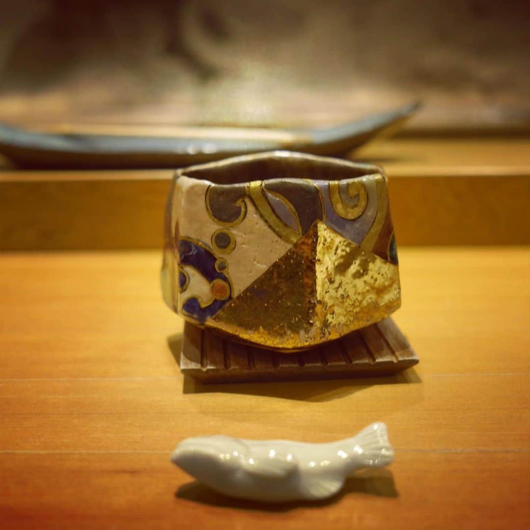 フローラン・ダバディーのインスタグラム：「寿司文化について About sushi culture.  The origin of sushi was fermented food（発酵食品）. The fish got marinated in rice and salt for months （なれずし）. Sushi could actually been taken into a trip. A bit like a sandwich box.  In the Edo period, people discovered how to make vinegar; thus, sushi without fermentation. They started to make sushi in 3 days(箱ずし /押しずし）.   Late 19th century, Edo people wanted sushi to eat right away ! The nigiri sushi was born (or Edo sushi). The sushi makers made vinegared rice and treated fish separately, then combined them together.    Nigiri sushi was for rich people in fancy inns with geishas. Only later some sushi stands popped up for ordinary people. As for today, sushi is still a luxury.  Today I was at the fabulous 飛 sushi in #Kanazawa the city of gold on the outside Japan sea. An awakening of all senses. Out of a classic novel.   The best sushis have the best fish but are all about the delicacy of the rice (which should be at skin temperature with and exquisite balance of air between each grain ). It is difficult to make good sushi rice with hard water as opposed to soft water.  It took me almost ten years to understand all the subtleties of top notch sushi places.   #theartofsushi #金沢寿司 #クリスマス寿司 ©︎FD  a big thank you to 能登マグロ、氷見ブリ・スルメイカ、飛地孝志シェフ」