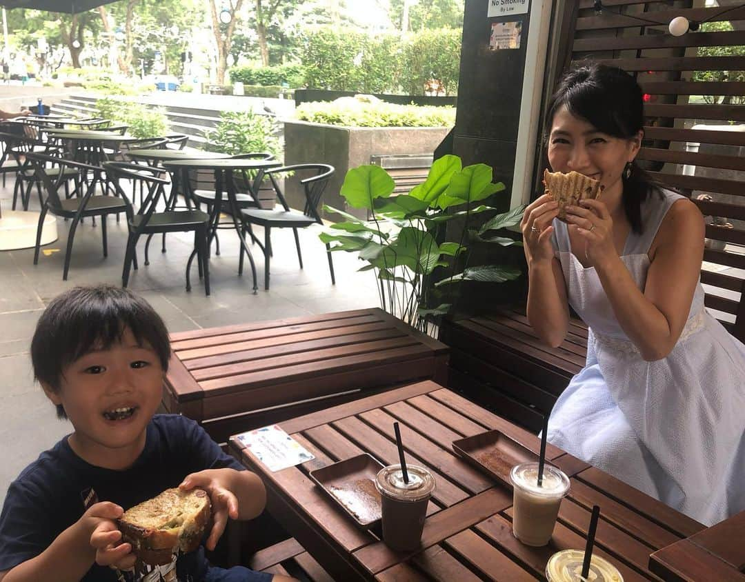 橋本麻里衣さんのインスタグラム写真 - (橋本麻里衣Instagram)「Yummy SANDWICH..☺︎❤︎ ＊ ＊ Coocaça's MUSHROOM PESTO GRILLED CHEESE SAND is our favorite☺︎❤︎ →sandwich is only available at LIAT TOWER. hope we can eat this at GREAT WORLD outlet too in the future!! ＊ our NO.1★MUSHROOM PESTO GRILLED CHEESE もっちもちSourdoughにpestoにチェダーチーズとモッツァレラチーズ。あつあつの出来立ては最高。 ピザみたいで子供たちも大好き❤︎ ＊ our NO.2★ GRILLED VEG & HUMMUS hummusとmixed bell peppersがよく合う！ こっちは大人向きかな。 ＊ セットにするとちょっとお得なのも嬉しい☺︎♫ COFFEE SET SMOOTHIE SET +$5 classic smoothie +$6 superfood smoothie/ $1 off any coffee! ＊ #singaporelife#sglocallife#lifeinsingapore#igsg#sgig#coocaca#Coocaçasg#ItsAlwaysGood#シンガポールライフ#シンガポール生活#シンガポールカフェ#シンガポール在住#シンガポールおすすめ#新商品#シンガポール子育て#男の子のママ#生後23ヶ月#4歳#二児ママ#海外生活#美味しいデザート#スーパーフード ☺︎」12月25日 16時57分 - mariihashimoto