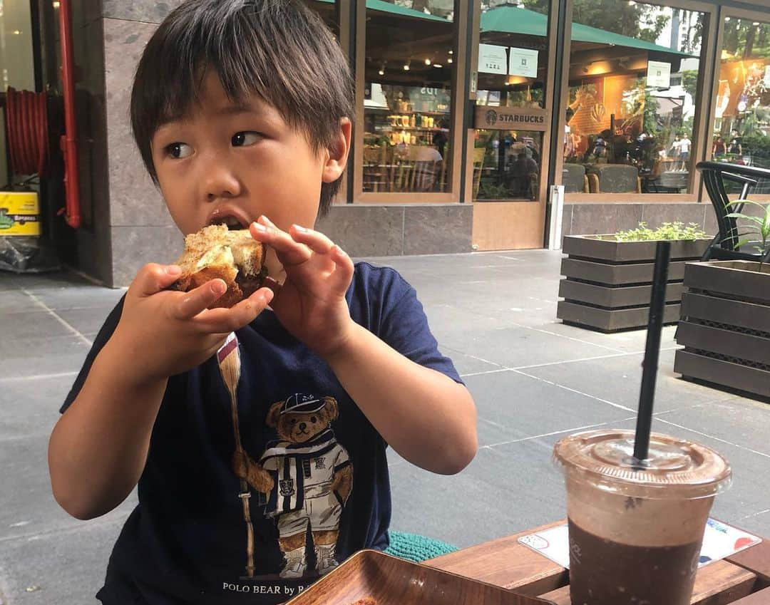 橋本麻里衣さんのインスタグラム写真 - (橋本麻里衣Instagram)「Yummy SANDWICH..☺︎❤︎ ＊ ＊ Coocaça's MUSHROOM PESTO GRILLED CHEESE SAND is our favorite☺︎❤︎ →sandwich is only available at LIAT TOWER. hope we can eat this at GREAT WORLD outlet too in the future!! ＊ our NO.1★MUSHROOM PESTO GRILLED CHEESE もっちもちSourdoughにpestoにチェダーチーズとモッツァレラチーズ。あつあつの出来立ては最高。 ピザみたいで子供たちも大好き❤︎ ＊ our NO.2★ GRILLED VEG & HUMMUS hummusとmixed bell peppersがよく合う！ こっちは大人向きかな。 ＊ セットにするとちょっとお得なのも嬉しい☺︎♫ COFFEE SET SMOOTHIE SET +$5 classic smoothie +$6 superfood smoothie/ $1 off any coffee! ＊ #singaporelife#sglocallife#lifeinsingapore#igsg#sgig#coocaca#Coocaçasg#ItsAlwaysGood#シンガポールライフ#シンガポール生活#シンガポールカフェ#シンガポール在住#シンガポールおすすめ#新商品#シンガポール子育て#男の子のママ#生後23ヶ月#4歳#二児ママ#海外生活#美味しいデザート#スーパーフード ☺︎」12月25日 16時57分 - mariihashimoto