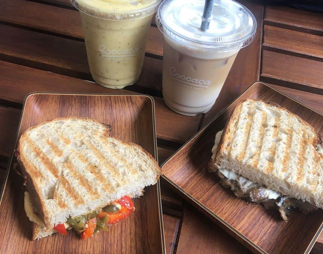 橋本麻里衣さんのインスタグラム写真 - (橋本麻里衣Instagram)「Yummy SANDWICH..☺︎❤︎ ＊ ＊ Coocaça's MUSHROOM PESTO GRILLED CHEESE SAND is our favorite☺︎❤︎ →sandwich is only available at LIAT TOWER. hope we can eat this at GREAT WORLD outlet too in the future!! ＊ our NO.1★MUSHROOM PESTO GRILLED CHEESE もっちもちSourdoughにpestoにチェダーチーズとモッツァレラチーズ。あつあつの出来立ては最高。 ピザみたいで子供たちも大好き❤︎ ＊ our NO.2★ GRILLED VEG & HUMMUS hummusとmixed bell peppersがよく合う！ こっちは大人向きかな。 ＊ セットにするとちょっとお得なのも嬉しい☺︎♫ COFFEE SET SMOOTHIE SET +$5 classic smoothie +$6 superfood smoothie/ $1 off any coffee! ＊ #singaporelife#sglocallife#lifeinsingapore#igsg#sgig#coocaca#Coocaçasg#ItsAlwaysGood#シンガポールライフ#シンガポール生活#シンガポールカフェ#シンガポール在住#シンガポールおすすめ#新商品#シンガポール子育て#男の子のママ#生後23ヶ月#4歳#二児ママ#海外生活#美味しいデザート#スーパーフード ☺︎」12月25日 16時57分 - mariihashimoto