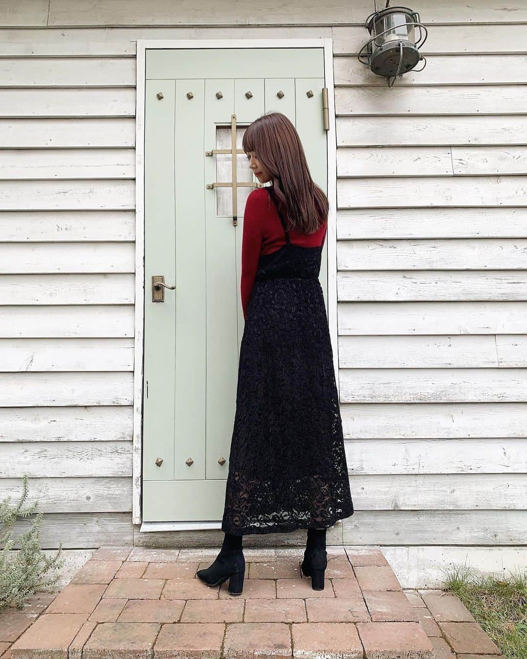 伊藤弥鈴さんのインスタグラム写真 - (伊藤弥鈴Instagram)「最近お気に入りのレースキャミワンピ🥰 カジュアルな場面でも使えるしドレスとしても使えるから万能♥️ この日は @uniqlo_jp の赤のタートルと合わせたけど、黒にするとドレッシーな雰囲気になります(*´ー｀*) ブーツは @randa_pic ✨  レースワンピのブランドは後ほど書きますね😌  #OOTD#コーデ#レースワンピ#タートルネック#ユニクロ#uniqlo#RANDA」12月25日 16時58分 - itomisuzu_