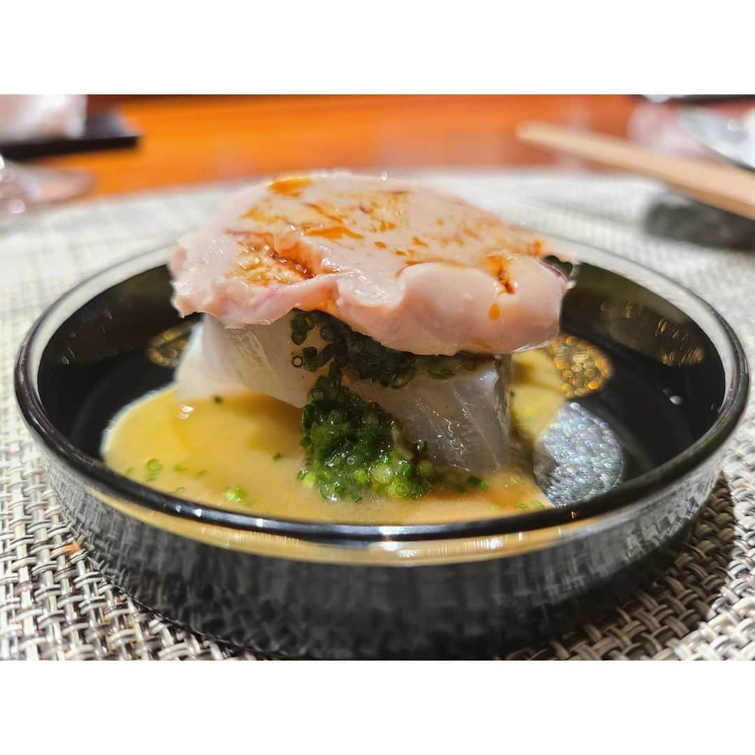 未來歩のインスタグラム：「クリスマスイブ🎄にComptoir Feuでディナー☺️　　  大好きな友達と過せた❤️　  今回も超美味しく楽しく過ごせた😁　  食べログ信用してないけど　 NO.1の名に相応しいお店🤤　  今回も沢山の驚きありがとう❤️　  #キャビア #創作料理 #隠れ家 #トリュフ #シャンパン #食べログ#グルメ#大阪グルメ#予約困難店 #トリュフ #美味しい」
